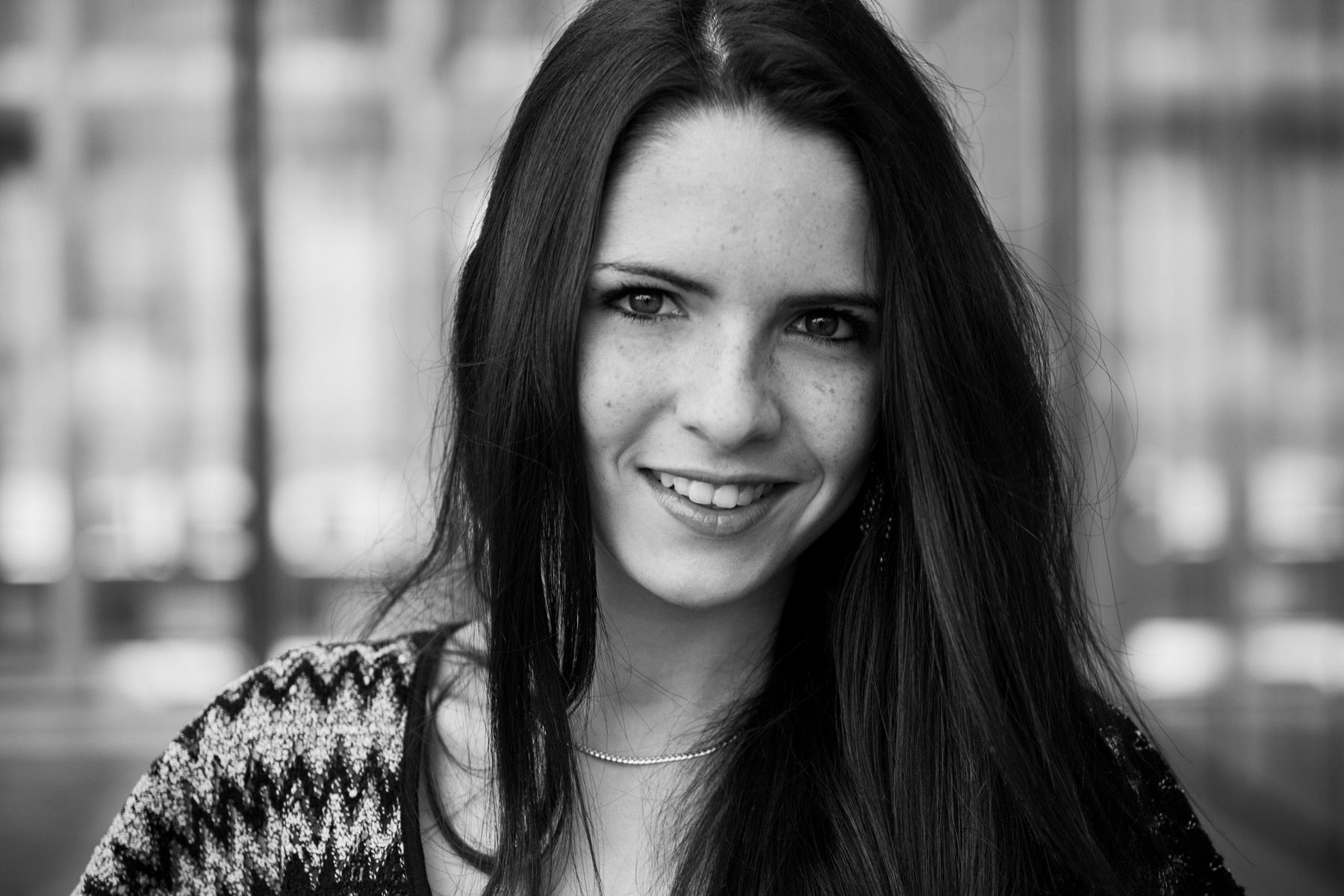Portrait en noir et blanc d'une femme brune souriante - photographe Dax